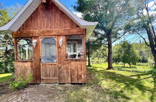 Begin House | Saguenay getaway, cottage with rustic charm