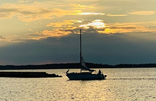 Mesnil-Saint-Pere Boat Rental | Sailboat with sanitary facilities and parking