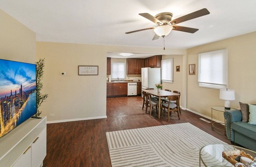 Waukegan House | Sailor`s Escape with 3 bedrooms Near Naval Base!