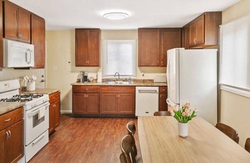 Waukegan House | Sailor`s Escape with 3 bedrooms Near Naval Base!