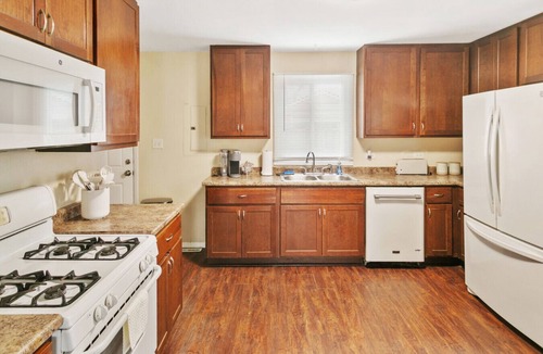 Waukegan House | Sailor`s Escape with 3 bedrooms Near Naval Base!