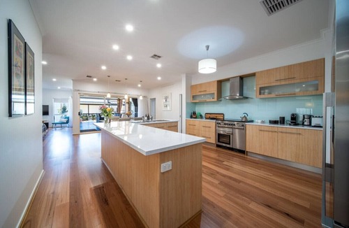 Largs North House | Sailors` Retreat 3BR Pool Beach Study