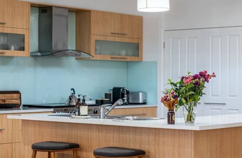 Largs North House | Sailors` Retreat 3BR Pool Beach Study