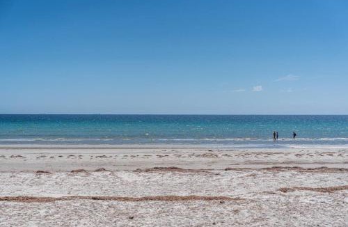 Largs North Villa | Sailors' Retreat 3BR Pool Beach Study