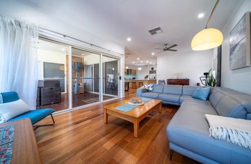 Largs North Villa | Sailors' Retreat 3BR Pool Beach Study