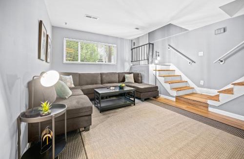 St. Charles Apartment | Saint Charles 2 Bedroom Townhome Retreat