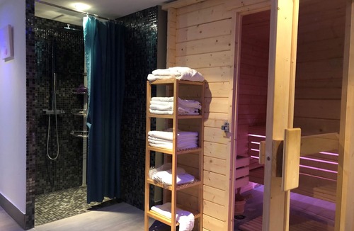 Aigues-Mortes Medieval City Hotel | Saint Louis