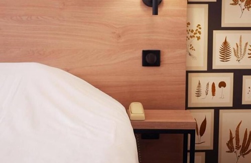 La Suze-sur-Sarthe Hotel | Saint-Louis