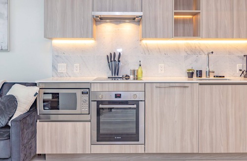 Bathurst Quay Condo | Saint Suites - Luxury High Rise Lake View/Gym/Wifi