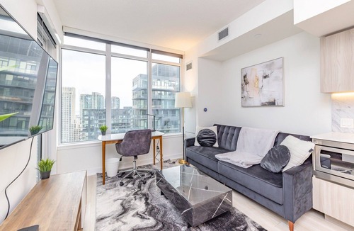 Bathurst Quay Condo | Saint Suites - Luxury High Rise Lake View/Gym/Wifi