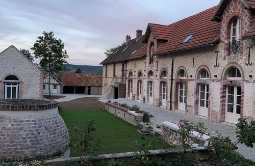 Tosny Apartment | Saint Sulpice - Three Bedroom Apartment, Sleeps 7