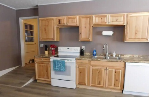 Oaks Corners Apartment | Saint Theresa 2, close to all amenities of the FLX!