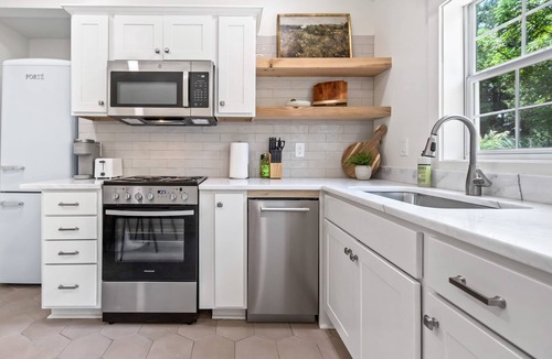 Lafayette House | Saints St Cottage - Fully Renovated - Near Cajundome/Cajun Field