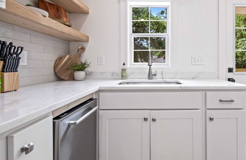 Lafayette House | Saints St Cottage - Fully Renovated - Near Cajundome/Cajun Field