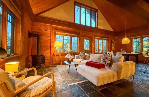 Notre-Dame-de-la-Merci Ski Chalet | Saïra St-Donat Chalet with Billiard, SPA, Sauna