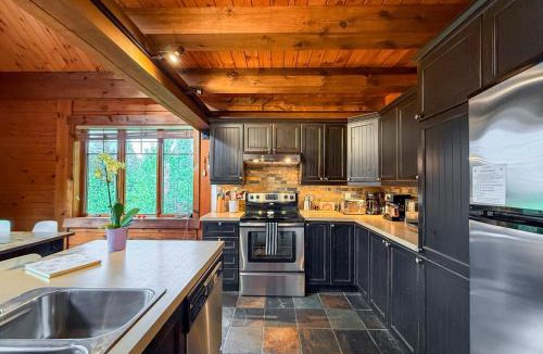 Notre-Dame-de-la-Merci Ski Chalet | Saïra St-Donat Chalet with Billiard, SPA, Sauna