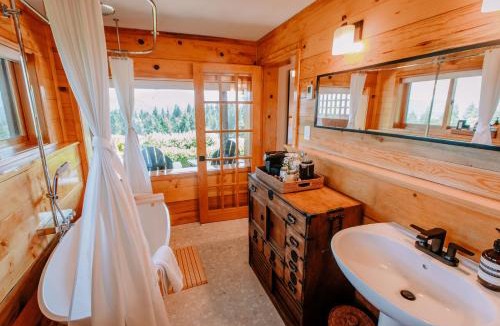 Hood River Bed & Breakfast | Sakura Ridge Farm & Lodge