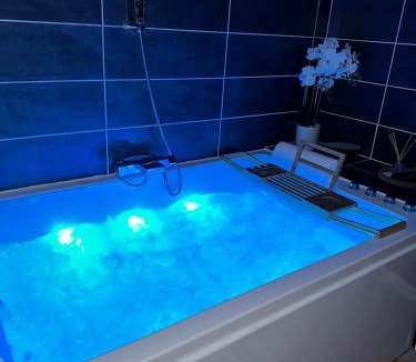 Saint-Quentin Apartment | Sakura Suite - Jacuzzi and Cinema