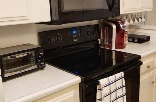 East Hemet House | SALE! Centrally Located, Super Clean, 4x Queen Bed