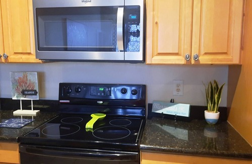 Kissimmee Condo | ⭐ SALE MAY 26-30 $75! PREMIER HOST, MINUTES TO DISNEY! GREAT PRICE/LOCATION!⭐