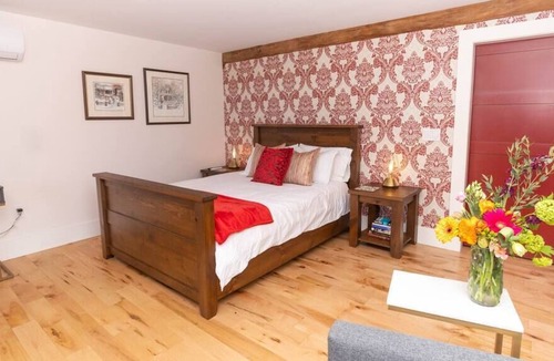 Wellington Apartment | Salisbury Barn: Red Room - Bed & Breakfast Room