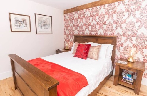 Wellington Apartment | Salisbury Barn: Red Room - Bed & Breakfast Room