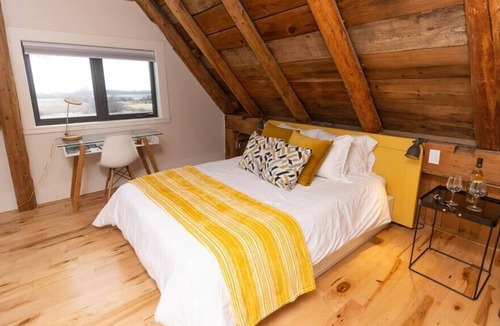 Wellington Apartment | Salisbury Barn: Yellow Room - Bed & Breakfast Room
