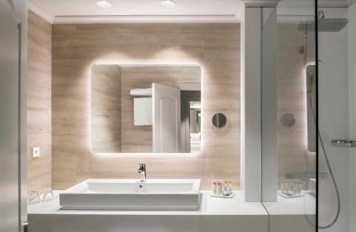 El Prat de Llobregat Hotel | Salles Ciutat del Prat Barcelona Airport