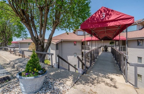 Lake Hamilton Condo | Sally's Blue Pearl 3 Br/2 Bath - APRIL 2026 DISCOUNTS.INQUIRE NOW!