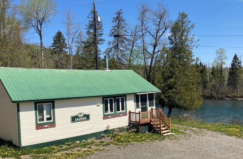 New Richmond Ski Chalet | Salmon cottage by a beautiful river
