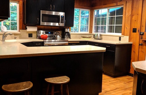 Welches House | Salmon River Waterfront Cabin w/Hot Tub! Dog Friendly!