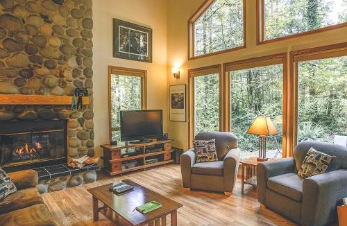 Brightwood House | Salmonberry Retreat - Meredith Lodging