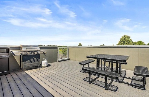 Wallingford Apartment | Salmonberry Studio in Wallingford - 97 Walkscore!