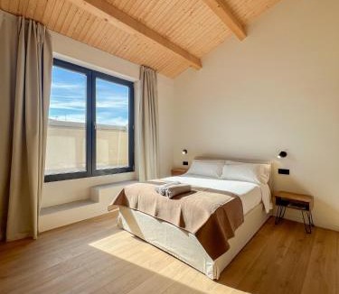 Tremp Apartment | Salon Suites