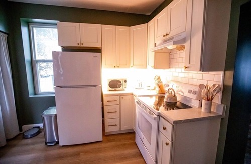 Waterloo Cottage | Salt & Honey Cottage Walk to Dining & Pet Friendly