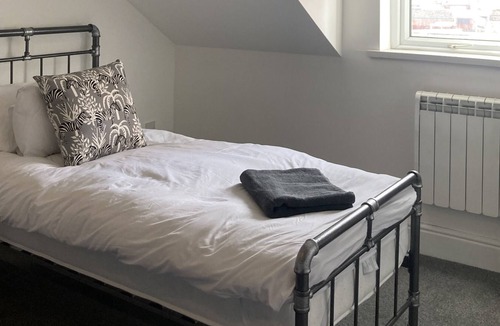 Goole House | Salt & Pepper Pot (Goole)