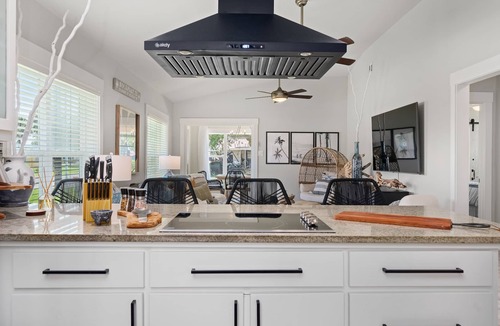 Fulton House | Salt Private Pool/Grand Outdoor Space/Walk to Bay