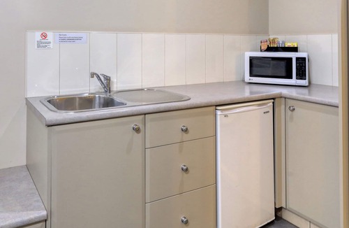 Hay Hotel | Saltbush Motor Inn