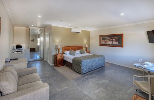 Hay Hotel | Saltbush Motor Inn