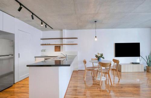 Burleigh Heads Apartment | Saltlight - Tranquil Haven by Burleigh Beach and Parks