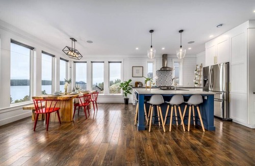 Holyrood House | Saltwater Manor - Amazing Ocean View & Hot Tub!