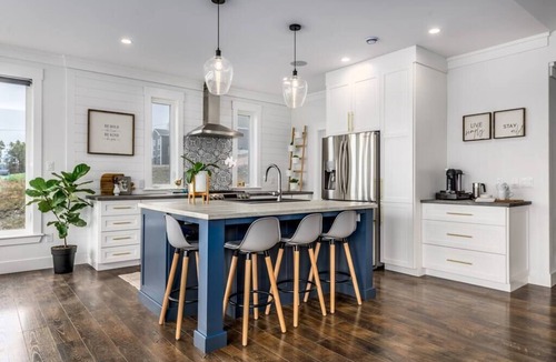 Holyrood House | Saltwater Manor - Amazing Ocean View & Hot Tub!