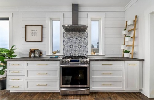 Holyrood House | Saltwater Manor - Amazing Ocean View & Hot Tub!