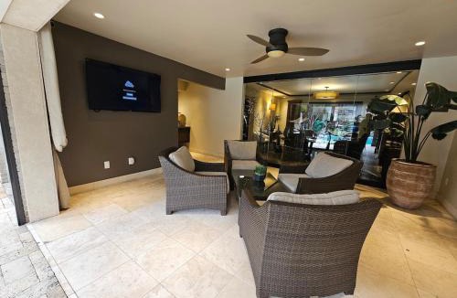 Houston Apartment | Saltwater Pool 2BR Near Galleria Walkable, Stylish & Central Marquee Uptown