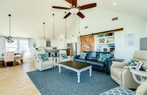 Surfside Beach House | Saltwater Soul - Cool Unique Mid-Level Hangout Area!