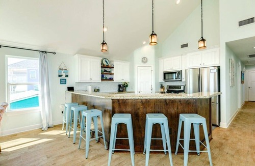 Surfside Beach House | Saltwater Soul - Cool Unique Mid-Level Hangout Area!