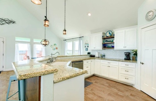Surfside Beach House | Saltwater Soul - Cool Unique Mid-Level Hangout Area!