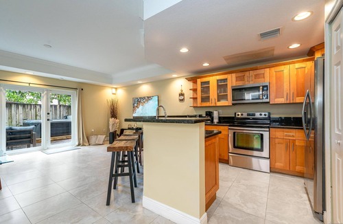 River Oaks Apartment | Salty Fox 5BD Oasis w Spa Beach Downtown