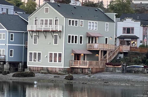 Coupeville Condo | Salty Vons - Lower Waterfront Suite