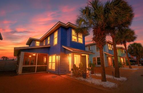 Port Aransas House | Salty Waves | Beach Cottage, Walk to Beach, Pool, Fenced Yard & Grill